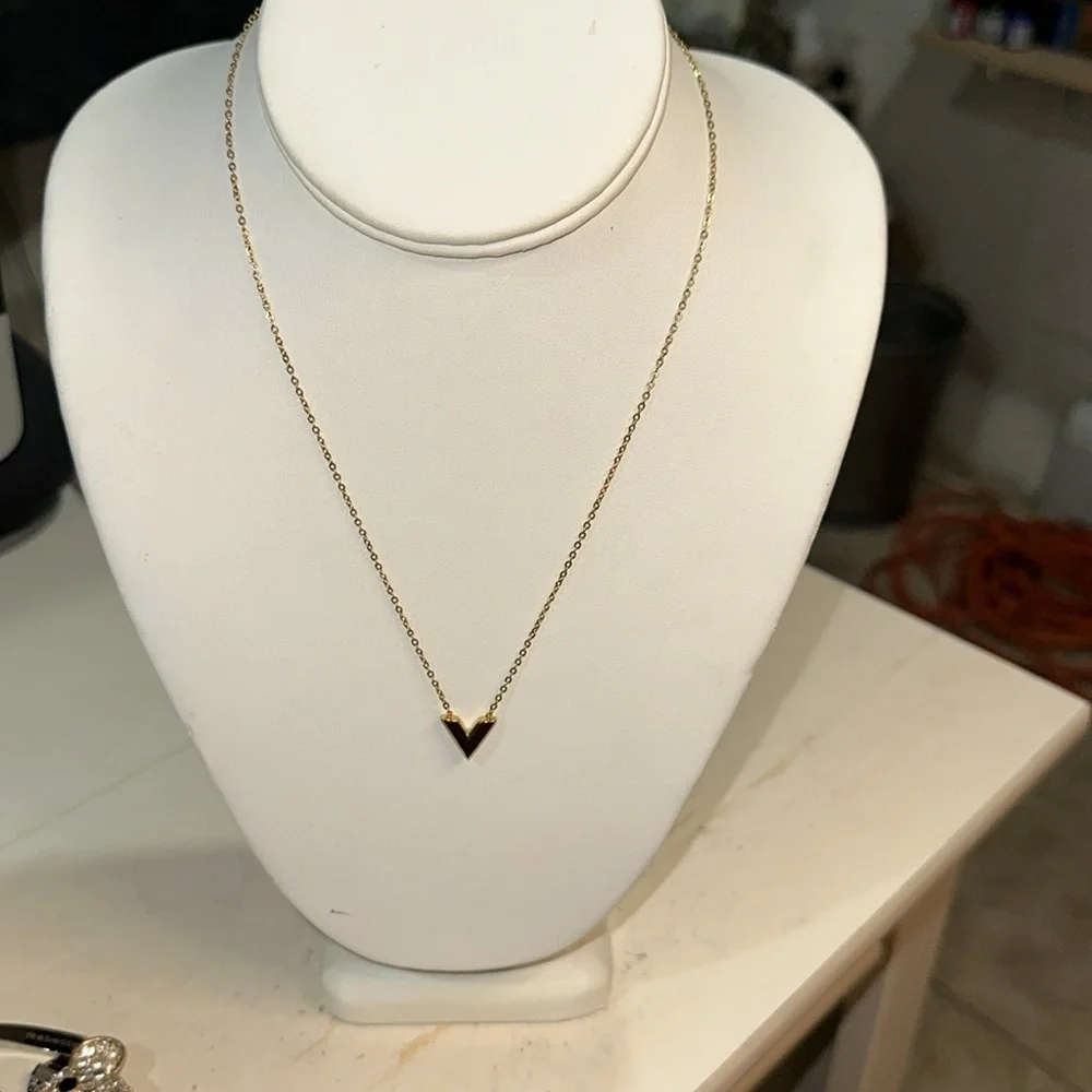 in fashion lv necklace 18” long - Picture 9 of 14